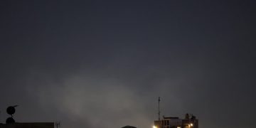 지난달 28일 미국과 이스라엘의 공습으로 이란의 수도 테헤란 상공에 검은 연기가 피어오르고 있다. [로이터]