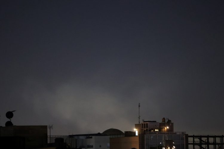 지난달 28일 미국과 이스라엘의 공습으로 이란의 수도 테헤란 상공에 검은 연기가 피어오르고 있다. [로이터]