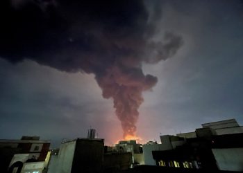 7일 이란 수도 테헤란에서 미국과 이스라엘의 공습으로 검은 폭발 연기가 치솟고 있다. [로이터]