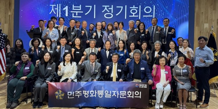 평통 자문위원들이 14일 1분기 정기회의 후 단체사진을 찍었다. 윤지아 기자.