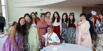 2026년 2월 푸에르토리코 한인회가 개최한 설날잔치에서 이수연 회장(왼쪽 세 번째)을 비롯한 한인회 임원들이 6.25 참전용사와 기념사진을 찍었다.