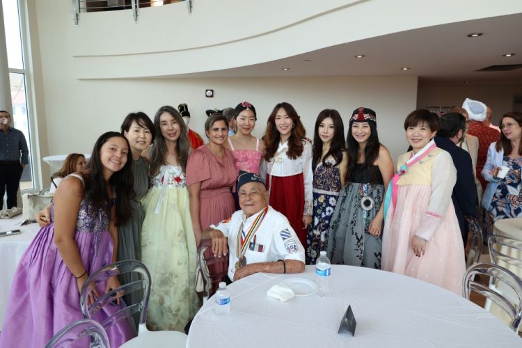 2026년 2월 푸에르토리코 한인회가 개최한 설날잔치에서 이수연 회장(왼쪽 세 번째)을 비롯한 한인회 임원들이 6.25 참전용사와 기념사진을 찍었다.