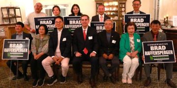 19일 모임에 참석한 한인들이 라펜스퍼거 후보와 기념사진을 찍었다.