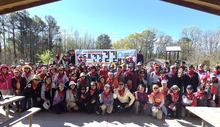 한인회 관게자들과 걷기대회 참석자들이 한자리에 모였다.