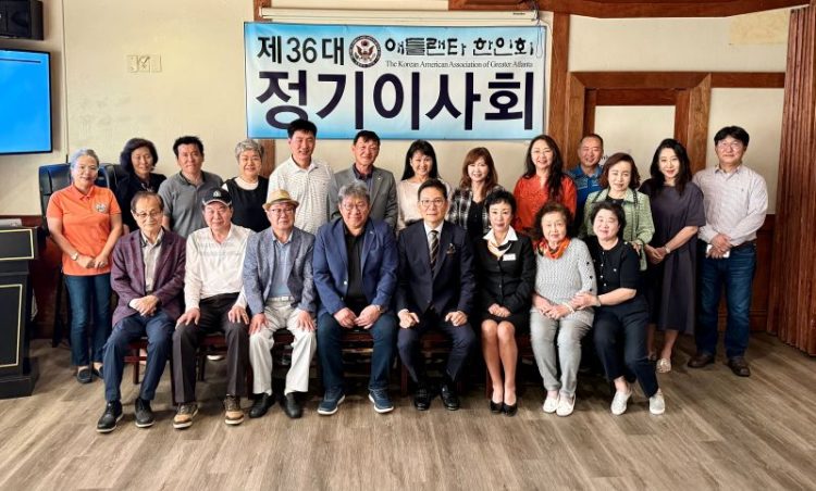 한인회 이사와 집행부가 이사회 후 기념사진을 찍었다. 윤지아 기자.