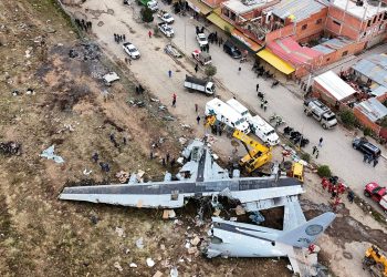 지난달 28일 볼리비아 라파스 인근 엘알토 공항 군용기 사고 현장. [로이터]