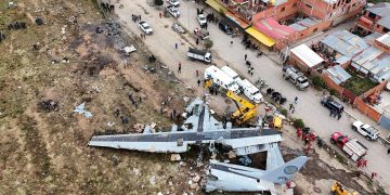 지난달 28일 볼리비아 라파스 인근 엘알토 공항 군용기 사고 현장. [로이터]