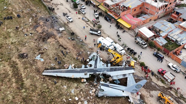 지난달 28일 볼리비아 라파스 인근 엘알토 공항 군용기 사고 현장. [로이터]