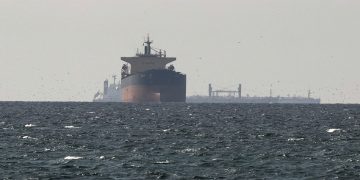 이란 호르무즈 해협 인근을 항해하는 유조선. [로이터 자료사진]