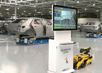 보스턴 다이내믹스의 로봇개 ‘스팟’이 조립된 전기차 차체의 결함을 체크하고 있다.