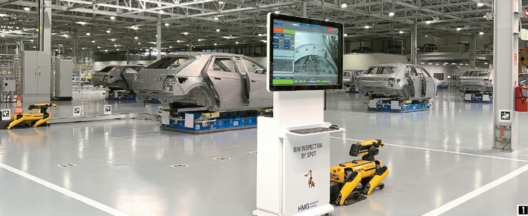 보스턴 다이내믹스의 로봇개 ‘스팟’이 조립된 전기차 차체의 결함을 체크하고 있다.