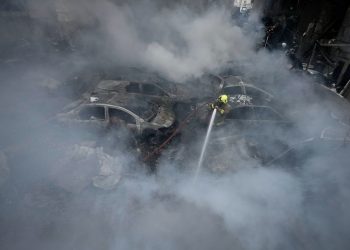 8일(현지시간) 레바논 베이루트의 한 아파트 건물이 이스라엘군의 공습을 받아 파괴된 가운데, 소방대원이 잔해 속에서 불길을 잡고 있다. AP=연합뉴스