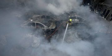 8일(현지시간) 레바논 베이루트의 한 아파트 건물이 이스라엘군의 공습을 받아 파괴된 가운데, 소방대원이 잔해 속에서 불길을 잡고 있다. AP=연합뉴스