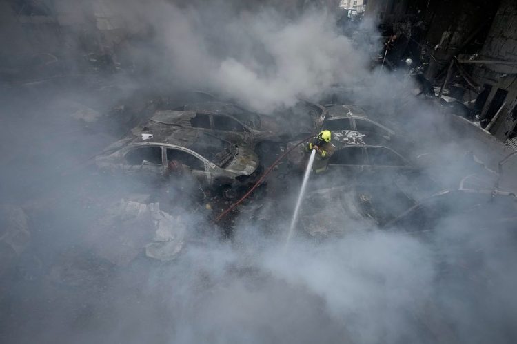 8일(현지시간) 레바논 베이루트의 한 아파트 건물이 이스라엘군의 공습을 받아 파괴된 가운데, 소방대원이 잔해 속에서 불길을 잡고 있다. AP=연합뉴스