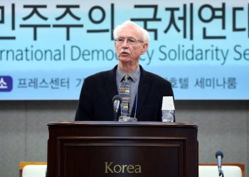 패리스 하비 전 북미한국인권문제협회 사무국장이 지난 2016년 서울 중구 프레스센터에서 민주화운동기념사업회 주최로 열린 민주주의 국제연대 세미나에 참석한 모습. 연합뉴스