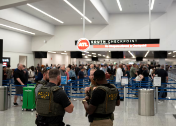애틀랜타 하츠필드-잭슨 국제공항 보안검색대에 ICE 요원들이 배치돼 있다. [로이터]