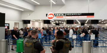 애틀랜타 하츠필드-잭슨 국제공항 보안검색대에 ICE 요원들이 배치돼 있다. [로이터]