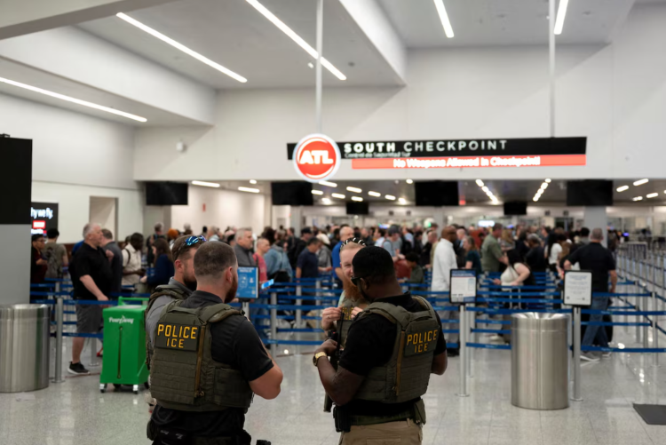 애틀랜타 하츠필드-잭슨 국제공항 보안검색대에 ICE 요원들이 배치돼 있다. [로이터]