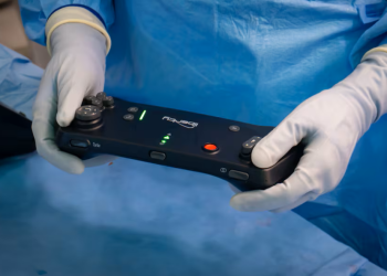 에모리병원의 IR 전문의가 컨트롤러를 사용해 환자를 치료하는 모습.  [에모리대학 윈십 암연구소]