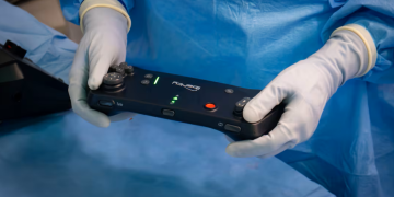 에모리병원의 IR 전문의가 컨트롤러를 사용해 환자를 치료하는 모습.  [에모리대학 윈십 암연구소]