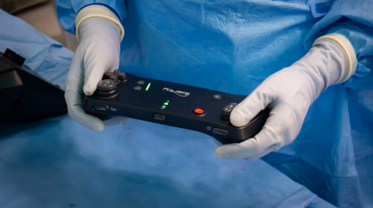 에모리병원의 IR 전문의가 컨트롤러를 사용해 환자를 치료하는 모습.  [에모리대학 윈십 암연구소]