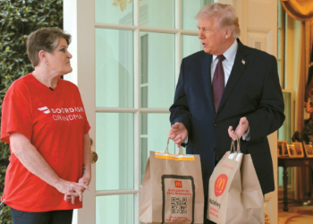 국세청이 팁 소득 비과세 최종 규정을 확정 발표한 가운데 13일 한 음식 배달업체 직원이 햄버거 메뉴를 도널드 트럼프 대통령 집무실에 배달하고 있다. 해당 직원과 트럼프 대통령은 팁 면세 조항과 이란 전쟁에 대해 짧은 대화를 나눈 것으로 알려졌다. [로이터]