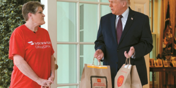 국세청이 팁 소득 비과세 최종 규정을 확정 발표한 가운데 13일 한 음식 배달업체 직원이 햄버거 메뉴를 도널드 트럼프 대통령 집무실에 배달하고 있다. 해당 직원과 트럼프 대통령은 팁 면세 조항과 이란 전쟁에 대해 짧은 대화를 나눈 것으로 알려졌다. [로이터]