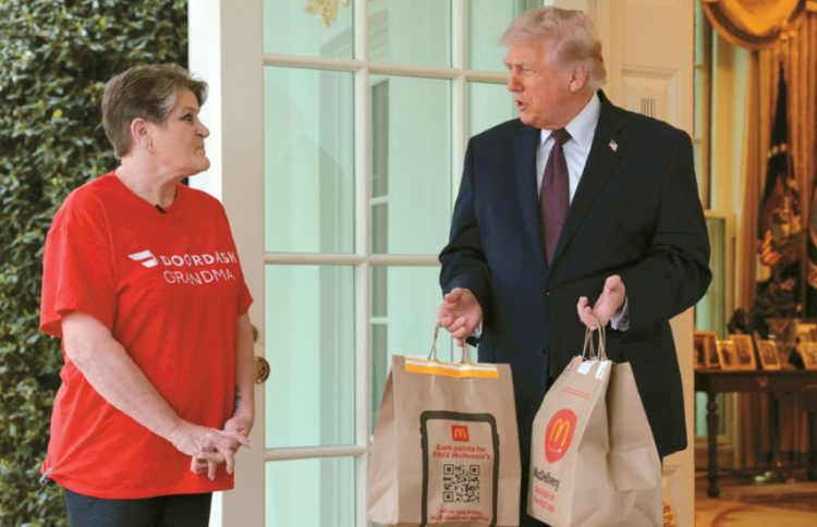 국세청이 팁 소득 비과세 최종 규정을 확정 발표한 가운데 13일 한 음식 배달업체 직원이 햄버거 메뉴를 도널드 트럼프 대통령 집무실에 배달하고 있다. 해당 직원과 트럼프 대통령은 팁 면세 조항과 이란 전쟁에 대해 짧은 대화를 나눈 것으로 알려졌다. [로이터]