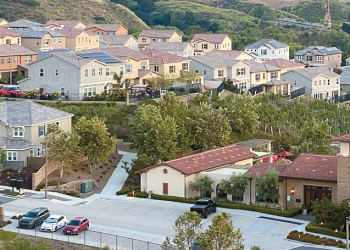 집값 상승에 HOA 비용까지 인상돼 주거비 부담이 커지고 있다. 코로나 지역의 한 주택 단지 전경. 박낙희 기자