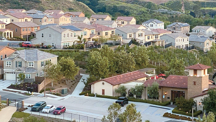 집값 상승에 HOA 비용까지 인상돼 주거비 부담이 커지고 있다. 코로나 지역의 한 주택 단지 전경. 박낙희 기자