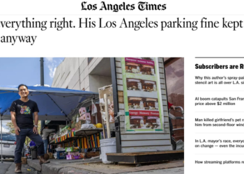 폴 쿡이 주차 위반 티켓을 받은 도로변에 서있다. 도로에는 붉은색 페인트나 주차금지 사인판이 없다.