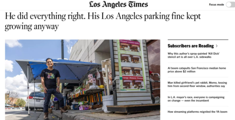 폴 쿡이 주차 위반 티켓을 받은 도로변에 서있다. 도로에는 붉은색 페인트나 주차금지 사인판이 없다.