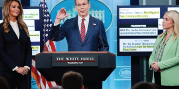 스콧 베선트 재무부 장관(연단)이 15일 캐롤라인 레빗 백악관 대변인(오른쪽), 켈리 로플러 중소기업청(SBA) 청장과 함께 백악관에서 기자회견을 하고 있다. [로이터]