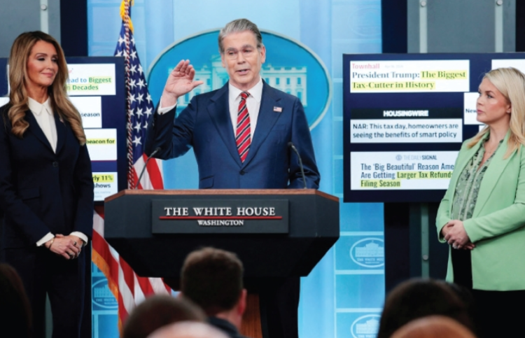 스콧 베선트 재무부 장관(연단)이 15일 캐롤라인 레빗 백악관 대변인(오른쪽), 켈리 로플러 중소기업청(SBA) 청장과 함께 백악관에서 기자회견을 하고 있다. [로이터]