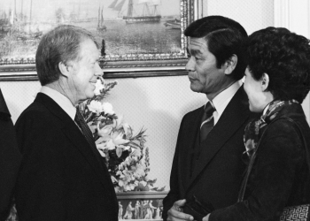 조지 아리요시 전 하와이 주지사(가운데). 
1977년 백악관에서 지미 카터 전 미국 대통령과 인사하는 조지 아리요시 부부