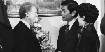 조지 아리요시 전 하와이 주지사(가운데). 
1977년 백악관에서 지미 카터 전 미국 대통령과 인사하는 조지 아리요시 부부