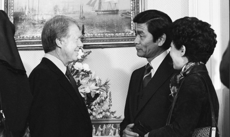 조지 아리요시 전 하와이 주지사(가운데). 
1977년 백악관에서 지미 카터 전 미국 대통령과 인사하는 조지 아리요시 부부