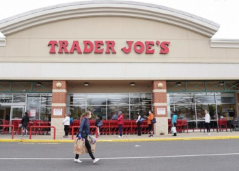 트레이더조 매장 앞에서 고객들이 장을 보고 나오고 있다.