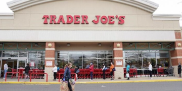 트레이더조 매장 앞에서 고객들이 장을 보고 나오고 있다.