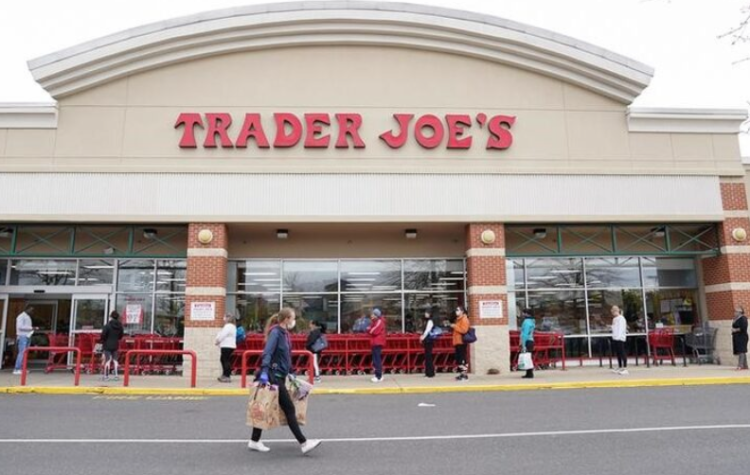 트레이더조 매장 앞에서 고객들이 장을 보고 나오고 있다.