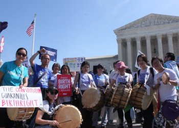 1일 도널드 트럼프 미 대통령의 출생시민권 금지 행정명령이 적법한지를 두고 변론을 연 연방대법원 앞에서 한국계 시위대가 북과 꽹과리를 들고 시위에 동참했다.