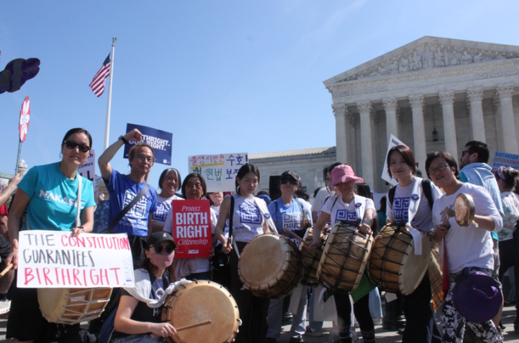 1일 도널드 트럼프 미 대통령의 출생시민권 금지 행정명령이 적법한지를 두고 변론을 연 연방대법원 앞에서 한국계 시위대가 북과 꽹과리를 들고 시위에 동참했다.
