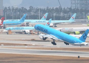 1일 인천국제공항에서 대한항공 여객기가 이륙하고 있다. 국제유가가 치솟으면서 이번 달 발권하는 항공권에 부과되는 유류할증료도 직전과 비교해 일제히 최대 3배 이상 뛰어올랐다. 연합뉴스