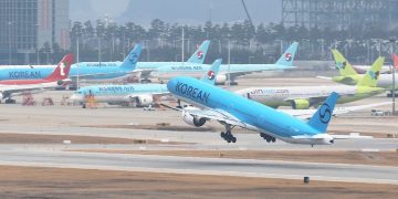 한국발 국제선 유류할증료가 인상되면서 항공권 구매 전략에 변화가 필요하다는 분석이 나온다. 인천공항에서 대한항공 여객기가 이륙하고 있다. [연합뉴스]