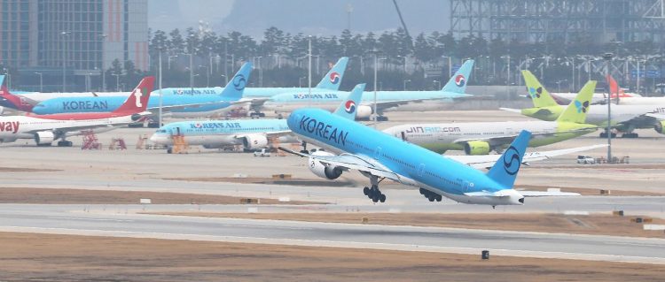 1일 인천국제공항에서 대한항공 여객기가 이륙하고 있다. 국제유가가 치솟으면서 이번 달 발권하는 항공권에 부과되는 유류할증료도 직전과 비교해 일제히 최대 3배 이상 뛰어올랐다. 연합뉴스