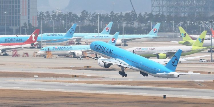 1일 인천국제공항에서 대한항공 여객기가 이륙하고 있다. 국제유가가 치솟으면서 이번 달 발권하는 항공권에 부과되는 유류할증료도 직전과 비교해 일제히 최대 3배 이상 뛰어올랐다. 연합뉴스