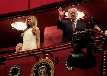 트럼프 대통령과 멜라니아 여사가 3월 31일 워싱턴 D.C.에 위치한 존 F. 케네디 기념 공연 예술 센터에서 열린 뮤지컬 '시카고'의 개막 공연에 참석했다. [로이터]