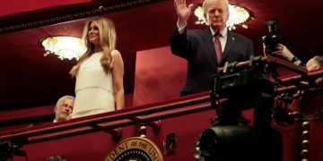 트럼프 대통령과 멜라니아 여사가 3월 31일 워싱턴 D.C.에 위치한 존 F. 케네디 기념 공연 예술 센터에서 열린 뮤지컬 '시카고'의 개막 공연에 참석했다. [로이터]