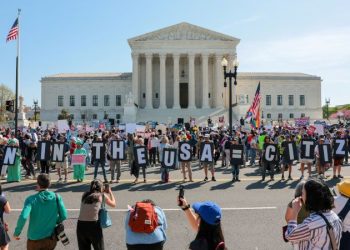 4월 1일 워싱턴 D.C.에서 연방대법원이 트럼프 행정부의 이민자 자녀에 대한 출생 시민권 제한 시도의 적법성 여부를 심리하는 구두 변론을 진행하는 가운데, 시위대들이 대법원 건물 밖에서 "Born in the USA = citizen!"(미국 출생 = 시민권자!)이라는 글자판을 들고 있다. [로이터]