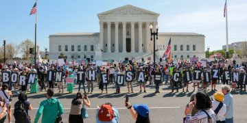 4월 1일 워싱턴 D.C.에서 연방대법원이 트럼프 행정부의 이민자 자녀에 대한 출생 시민권 제한 시도의 적법성 여부를 심리하는 구두 변론을 진행하는 가운데, 시위대들이 대법원 건물 밖에서 "Born in the USA = citizen!"(미국 출생 = 시민권자!)이라는 글자판을 들고 있다. [로이터]